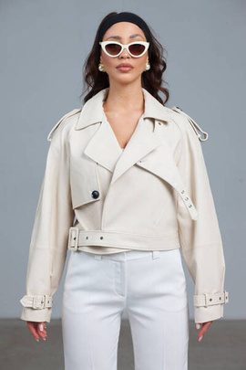 Kremowa skórzana ramoneska o podkreślonej linii ramion