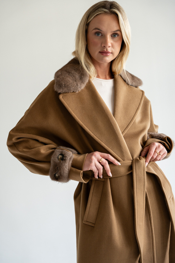 Kamelowy płaszcz z kaszmiru i wełny z dodatkiem norki