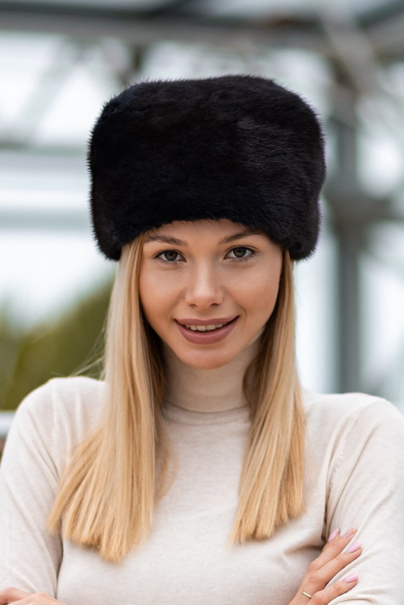 Czarna czapka z naturalnego futra norek z ozdobnymi pomponikami 