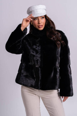 Czarne futro z grzbietów norek