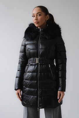 Czarna kurtka puchowa Ammy z futrzanym kapturem