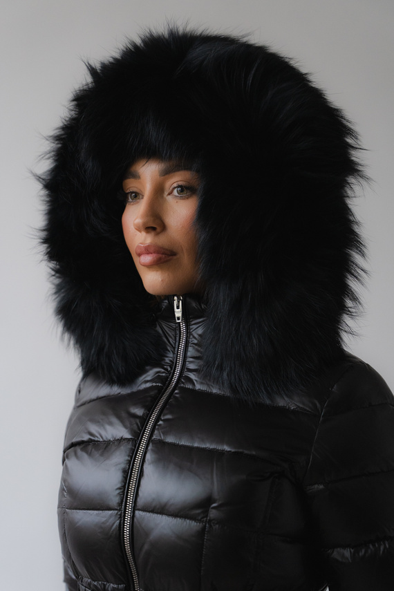 Czarna kurtka puchowa Ammy z futrzanym kapturem 