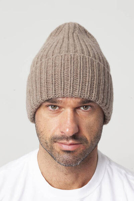 Beżowa czapka z grubego kaszmiru