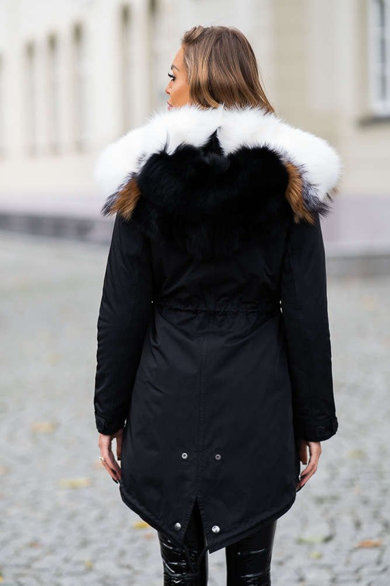 Czarna parka z bogatym futrzanym obszyciem