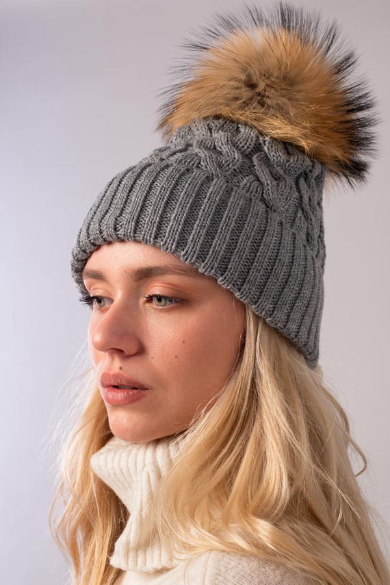 Szara czapka wełniana z pomponem z naturalnego futra lisa srebrnego. 