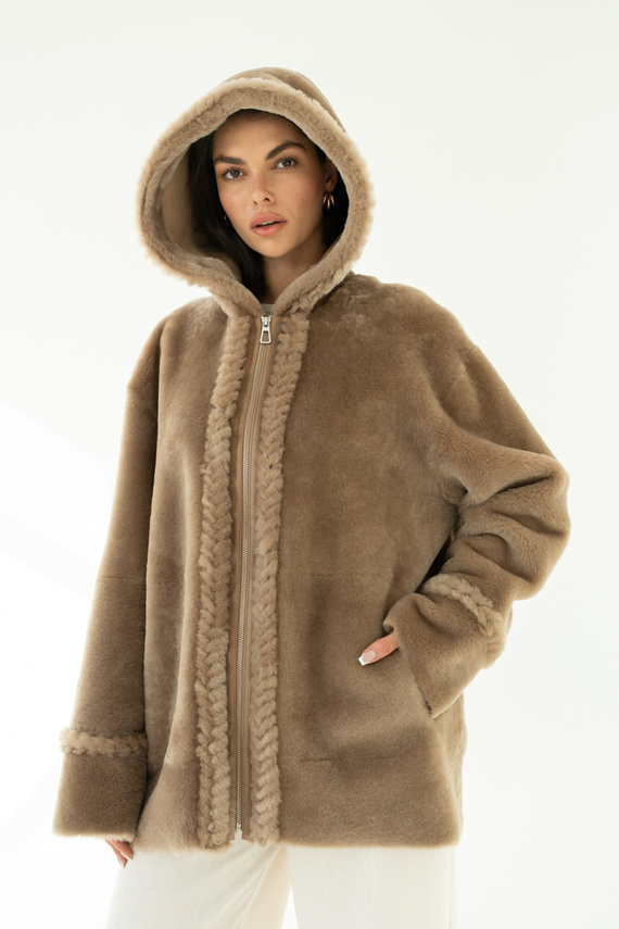 Beżowy kożuch  z kapturem ze skór jagnięcych typu merino