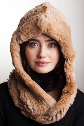 Kamelowy szalokaptur wykonany z naturalnego futra szynszylorexa