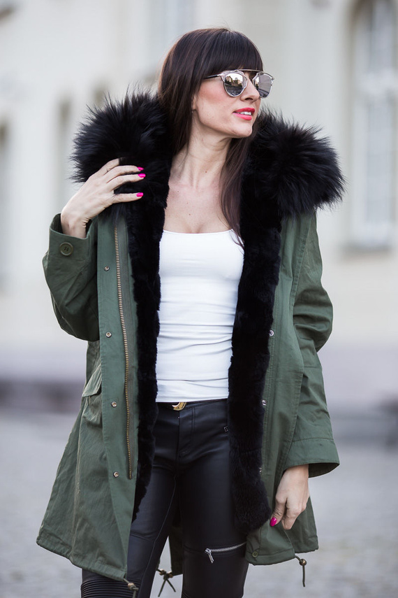 Parka damska z naturalnym futrem z lisa w kolorze czarnym.