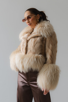 Beżowe futro z norek w połączeniu z jenotem