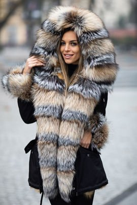Parka damska obszyta naturalnym futrem z lisa (Iceland smoky fox). Edycja limitowana.