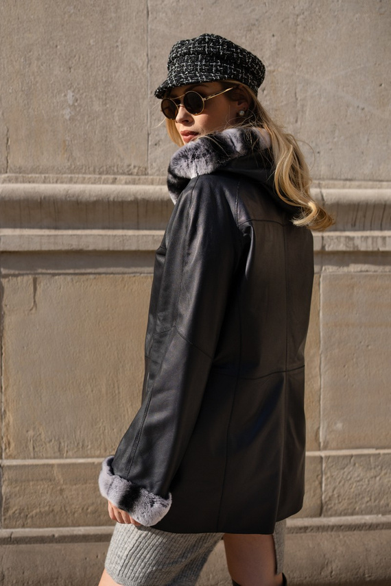 Granatowa kurtka skórzana z kapturem 