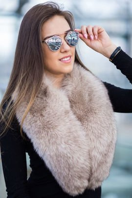 Kołnierz z naturalnego futra lisa w kolorze beżowym