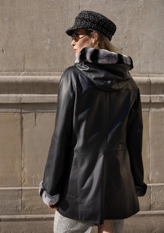 Granatowa kurtka skórzana z kapturem 