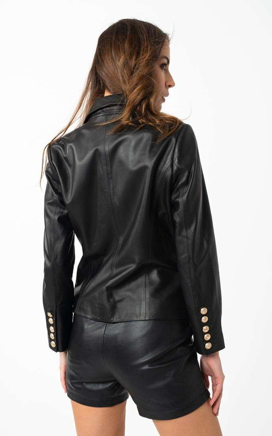 Czarna skórzana marynarka ze złotymi guzikami