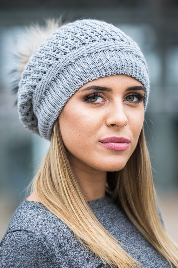 Beretka wełniana z pomponem z naturalnego futra jenota.