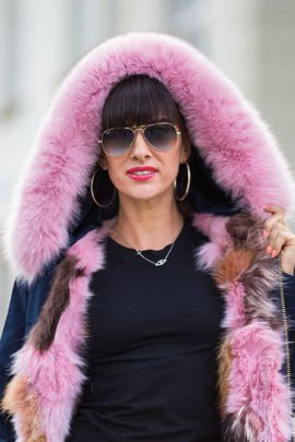 Futrzane obszycie na kaptur z naturalnego futra lisa w kolorze jasno różowym.