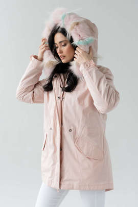 Delikatnie różowa parka damska obszyta futrem naturalnym