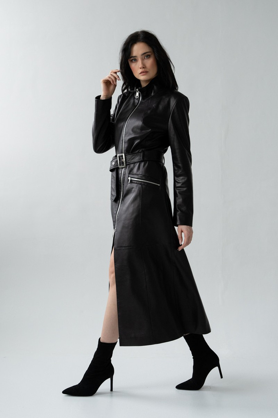 Czarny, długi płaszcz ze skóry jagnięcej