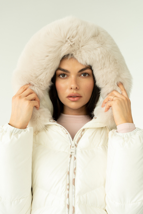 Kremowa włoska kurtka puchowa marki Flo&Clo z kapturem i futrzanym wykończeniem