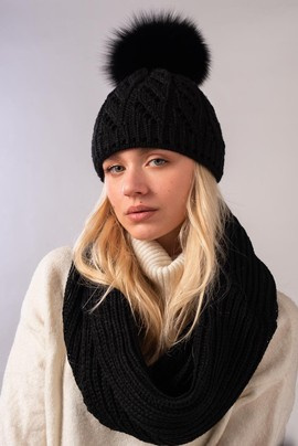 Komin oraz czapka ażurowa z pomponem z futra lisa w kolorze czarnym
