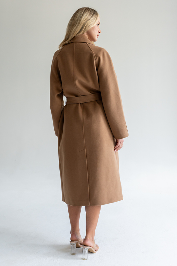 Jesienny płaszcz w kolorze beżowym