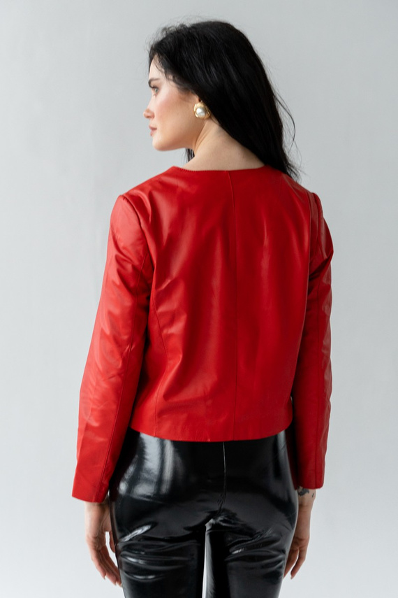 Czerwona skórzana kurtka damska typu szanela