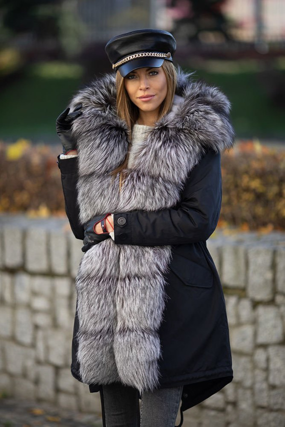 Parka damska obszyta naturalnym futrem norek oraz futrem lisów srebrnych.