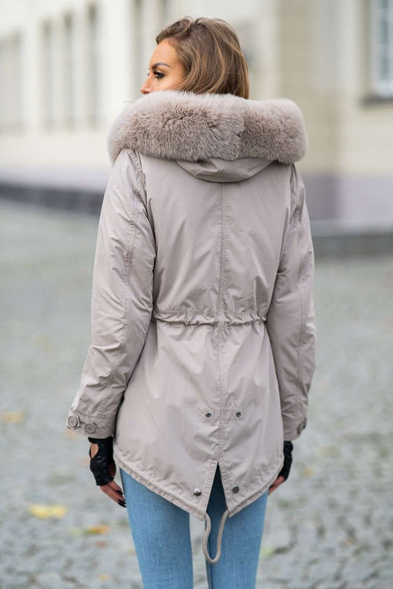 Beżowa kurtka parka z futrzanym kapturem 