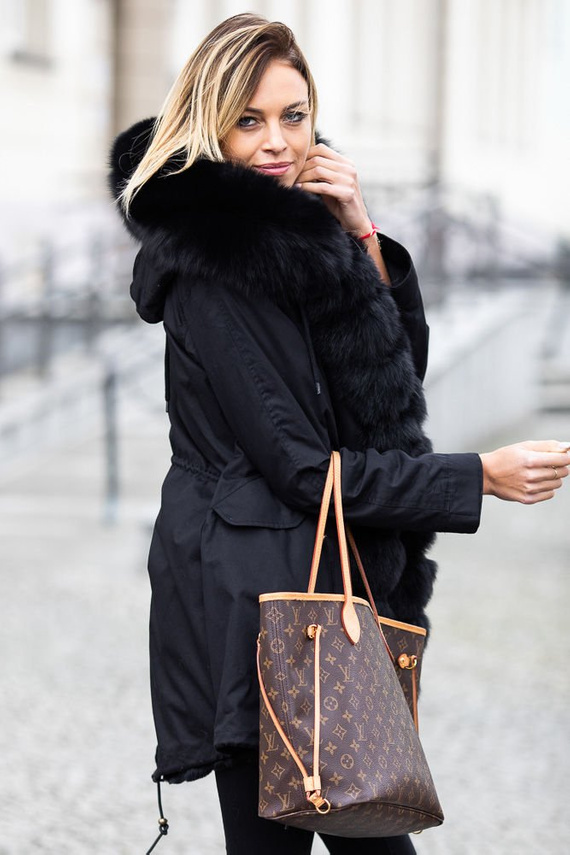 Parka damska obszyta naturalnym futrem lisa w kolorze czarnym.