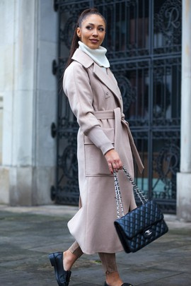 Beżowy płaszcz damski z kaszmiru