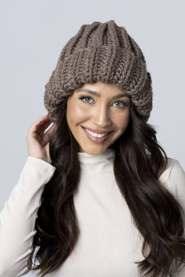 Beżowa czapka z wełny i alpaki ręcznie robiona