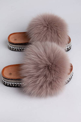 Beżowe kapki damskie z naturalnym futrem lisa
