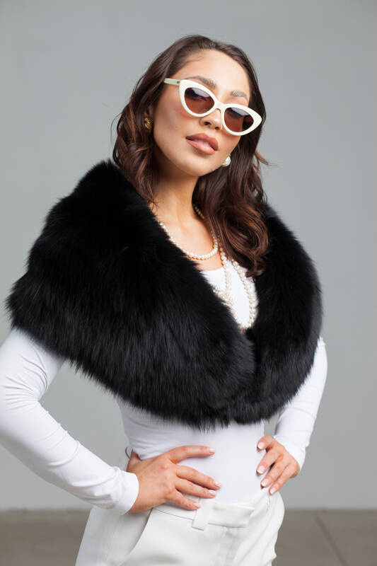 Czarna futrzana etola z lisa