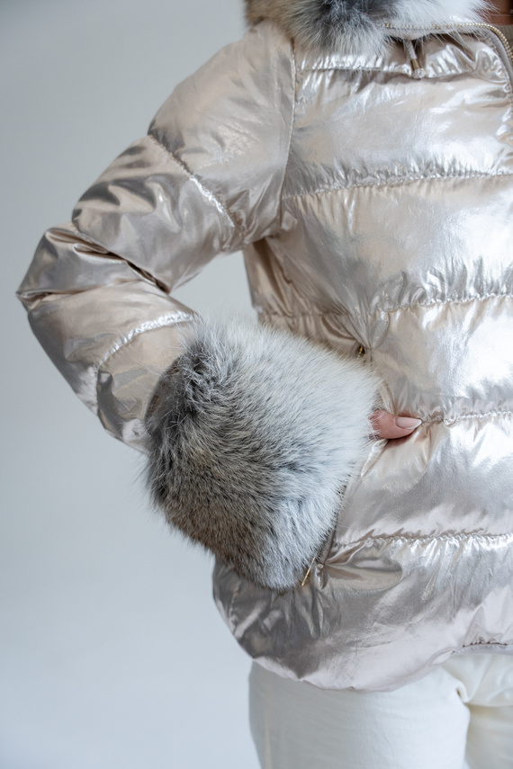 Ekskluzywna włoska kurtka puchowa marki Flo&Clo z kapturem i futrzanym wykończeniem