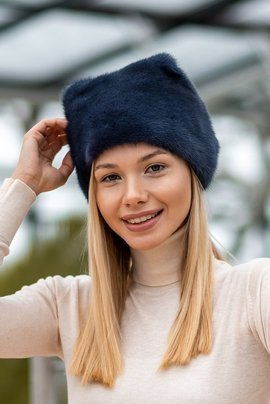 Granatowa czapka z naturalnego futra norek z ozdobnymi pomponikami