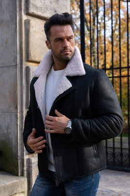 Czarny męski kożuch typu pilotka z jasnym futerkiem