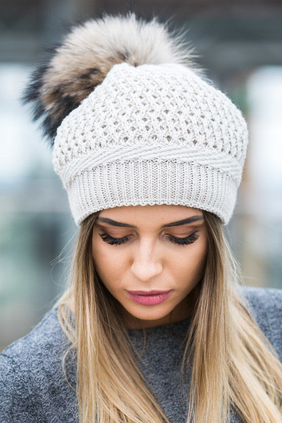 Beretka wełniana z pomponem z futra naturalnego jenota.