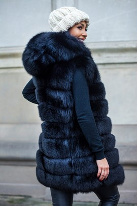 Czarna kamizelka z kapturem z naturalnego futra lisa