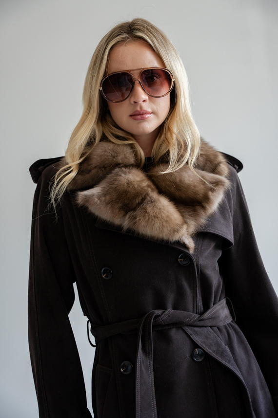 Brązowy zamszowy płaszcz trencz z kołnierzem z futra sobola ze skóry zamszowej