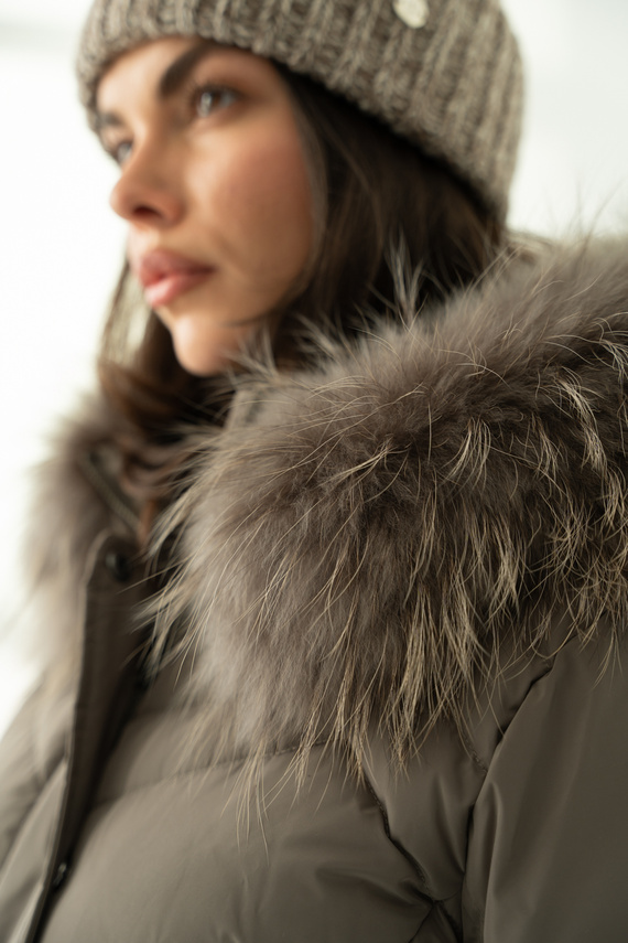 Kurtka puchowa Hera z kapturem w kolorze taupe