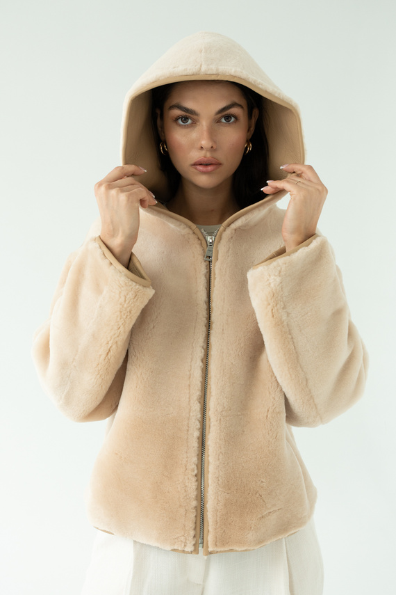 Beżowy kożuch  z kapturem ze skór jagnięcych typu merino