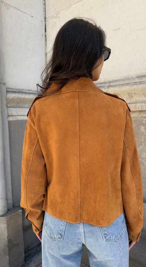 Zamszowa kurta w odcieniu koniaku