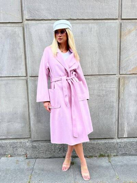 Wełniany płaszcz w kolorze różowym