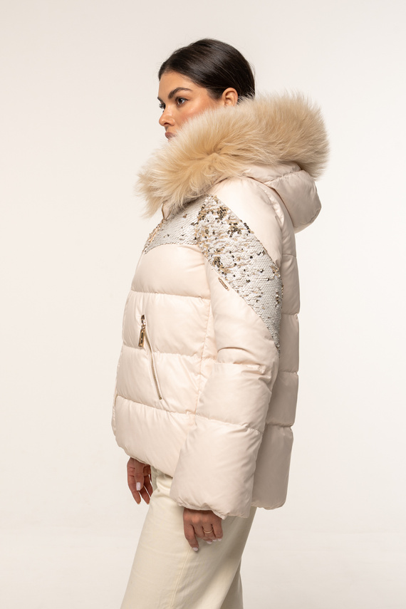 Kremowa kurtka puchowa z futrzanym obszyciem z jenota