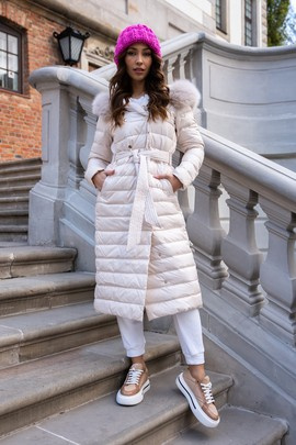 Beżowy puchowy płaszcz damski z kapturem obszyty naturalnym futrem lisa