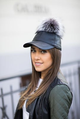Czapka skórzana z pomponem z naturalnego lisa srebrnego.