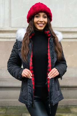 Kurtka damska obszyta naturalnym futrem lisa.