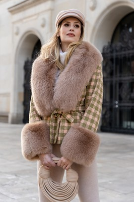 Wełniany żakiet z futrzanym obszyciem w odcieniach różu