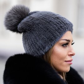 Czapka z naturalnego futra norek w kolorze grafitoym.