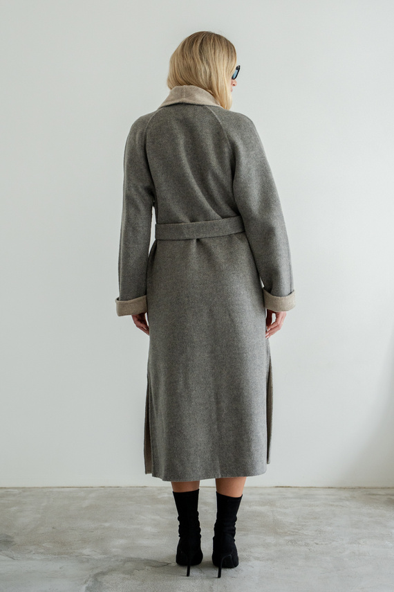 Kaszmirowy płaszcz w kolorze szaro beżowym